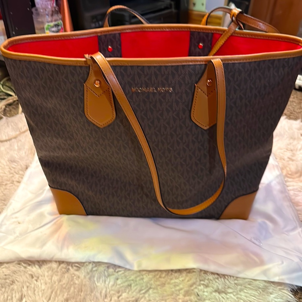 Michael Kors Extra Large Tote bag. 17 1/2” W x 12 3/4” H x 5 1/2 D.